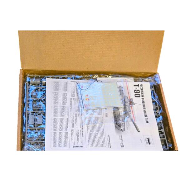Zvedza T-90 Russian Main Battle Tank Model Kit 3573 Scale 1/35 NEW Open Box - Picture 5 of 5